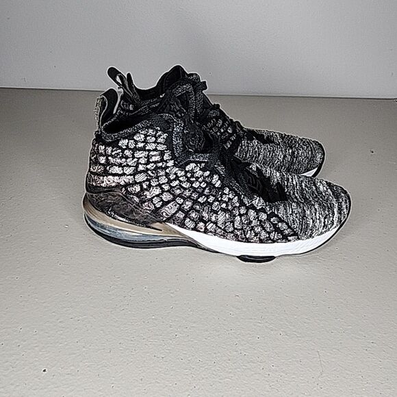 NIKE ZOOM LEBRON JAMES 17 "IN THE ARENA BIG KIDS OREO/BLACK-WHITE- Mr. B-b - Picture 3 of 7